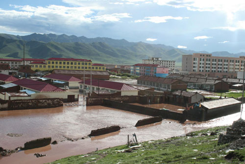 Flood in Qinghai fills streets, clogs traffic