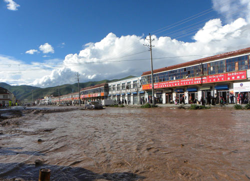 Flood in Qinghai fills streets, clogs traffic