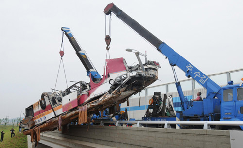 Express bus falls off bridge in S. Korea