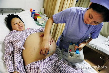 Mother gives birth to quadruplets in Central China
