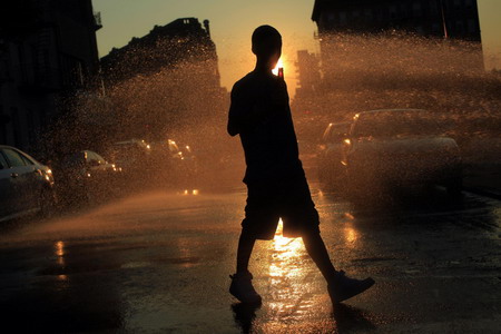 New Yorkers combat with heat wave