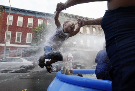 New Yorkers combat with heat wave
