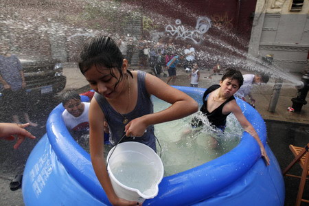New Yorkers combat with heat wave