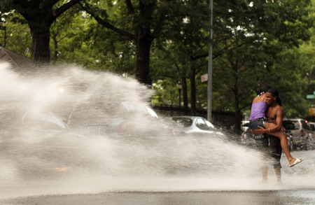 New Yorkers combat with heat wave