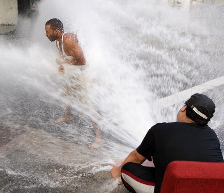 New Yorkers combat with heat wave