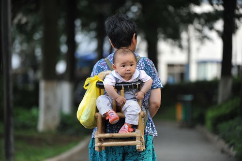 Enjoy travel in a bamboo baby chair