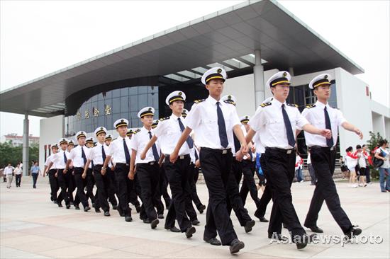 First college-trained pilots at commencement