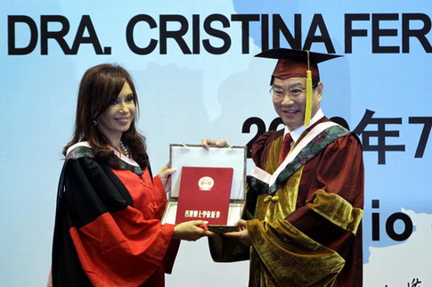 Argentina's President delivers speech at university in China