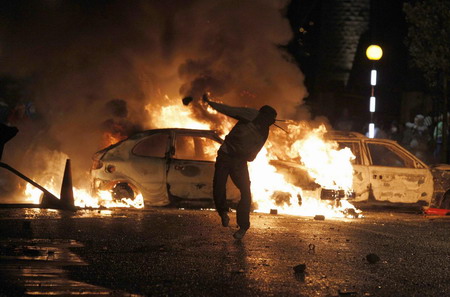 Belfast police, Catholic rioters clash over parade