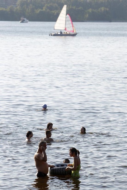 Russians escape the heatwave in reservoir water