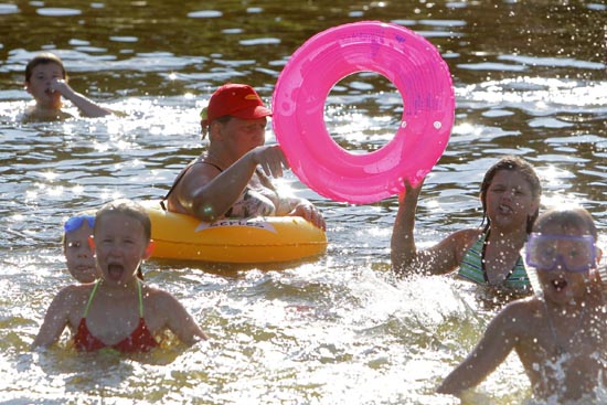 Russians escape the heatwave in reservoir water