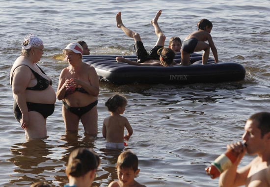 Russians escape the heatwave in reservoir water