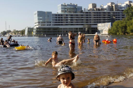 Russians escape the heatwave in reservoir water