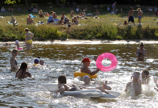 Russians escape the heatwave in reservoir water