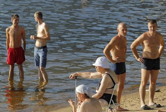 Russians escape the heatwave in reservoir water