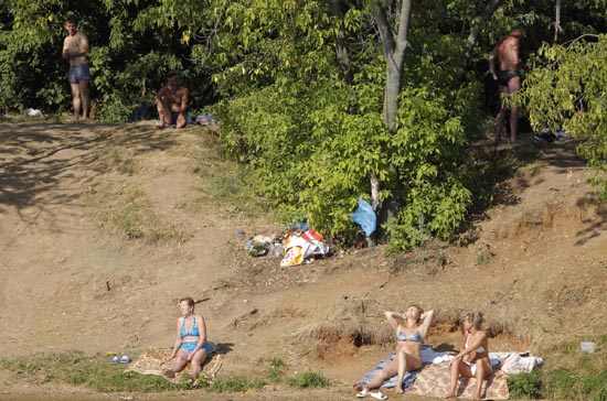 Russians escape the heatwave in reservoir water