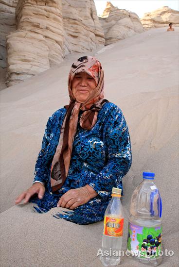 Hot sand treatment popular in Xinjiang