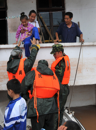 Residents along Yangtze River brace for floods