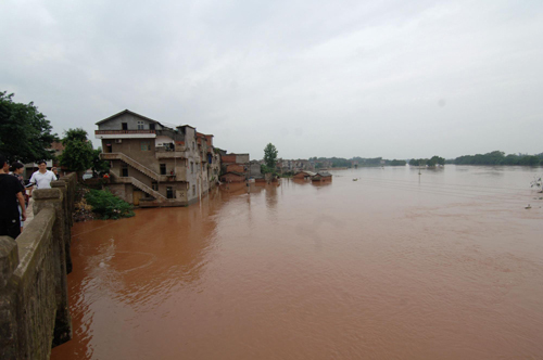 Residents along Yangtze River brace for floods