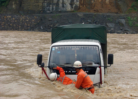 Residents along Yangtze River brace for floods