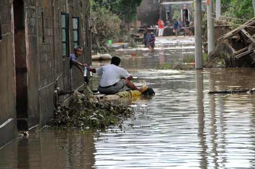 Residents along Yangtze River brace for floods
