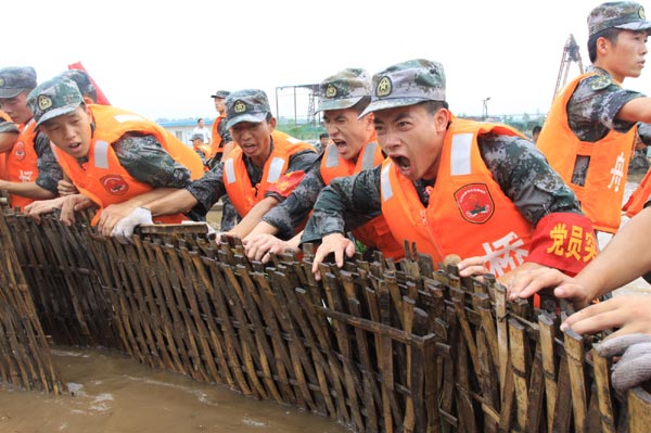 Yangtze River branch breached by flooding