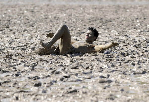 Mud field racing competition in E China