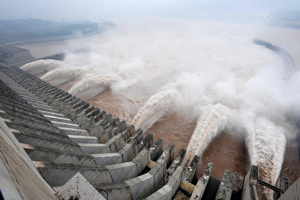 Three Gorges Dam braces for largest flood threat