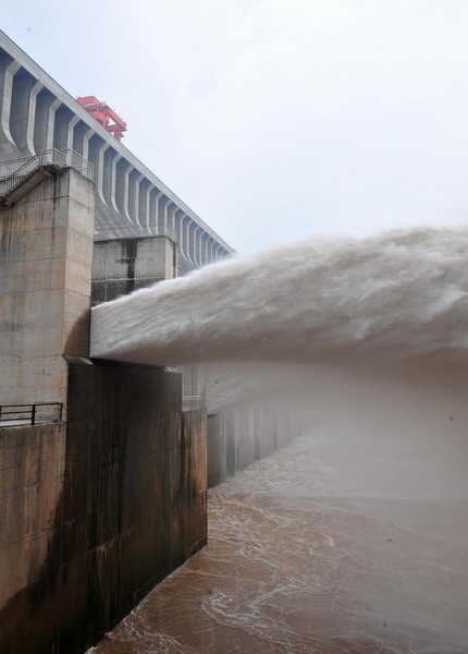 Three Gorges Dam braces for largest flood threat