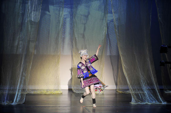 Chinese ethnic costumes dazzle Washington audiences