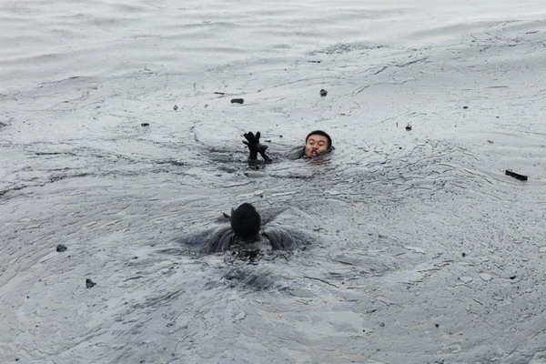 Worker drowns during oil spill clean-up in Dalian