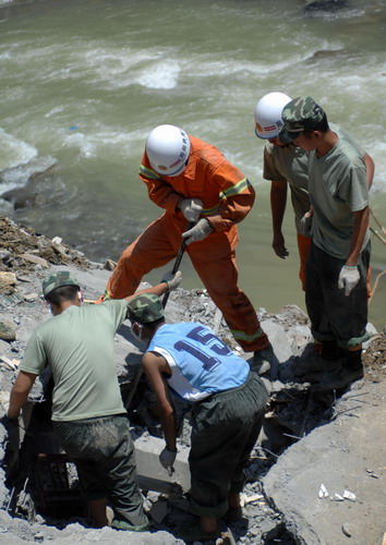 2 landslides leave 10 dead,44 missing in Shaanxi