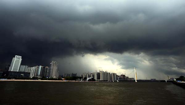 Tropical storm may land on South China Thursday