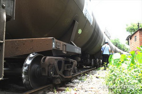 Freight train derails in South China