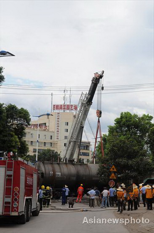 Freight train derails in South China