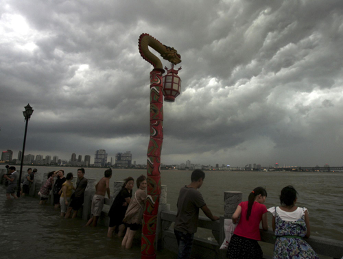 Dark clouds shadow Yangtze before flood crests arrive