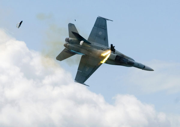 Canadian Forces F-18 Hornet fighter jet crashes in Alberta