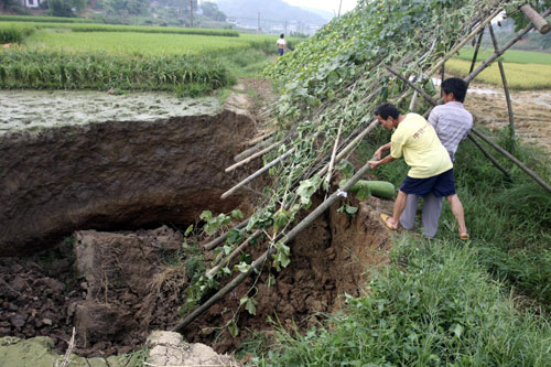 Land fissure has villagers jittery