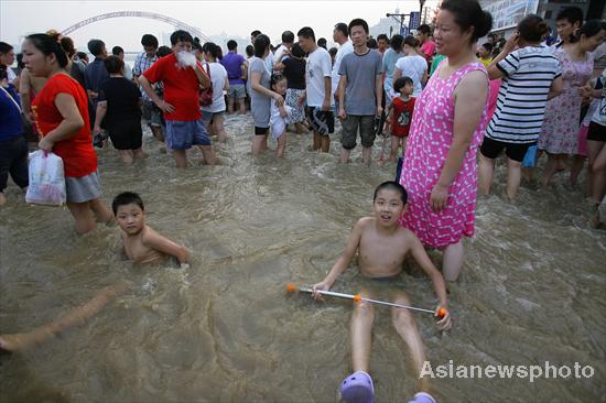 Wuhan witnesses flood peaks close to danger point