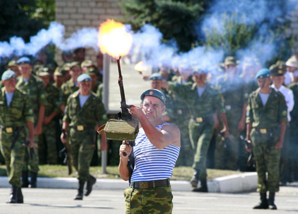 china daily website,russian paratroopers,forces,military show,annual holiday Russian paratroopers mark annual holiday