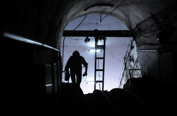 9 dead, 7 trapped in C China coal mine accident