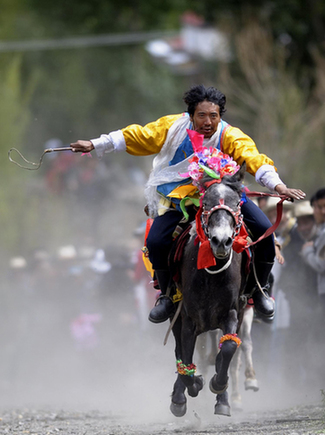 Tibetans celebrate Ongkor Festival