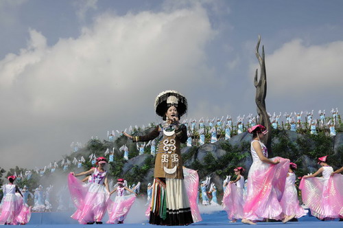 The 6th Yi ethnic group International Torch Festival opens
