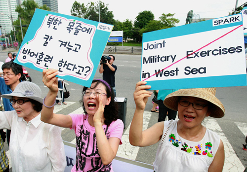 Activists protest against S Korea's military drills