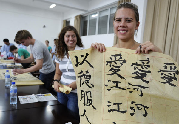 German students learn Chinese calligraphy