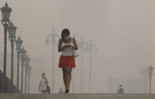People don face masks as worst smog hits Moscow