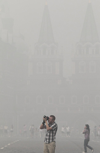 People don face masks as worst smog hits Moscow