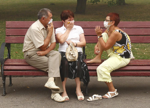 People don face masks as worst smog hits Moscow