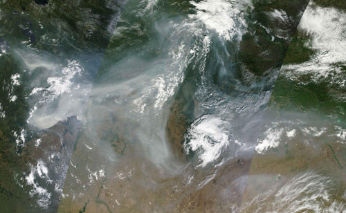 People don face masks as worst smog hits Moscow