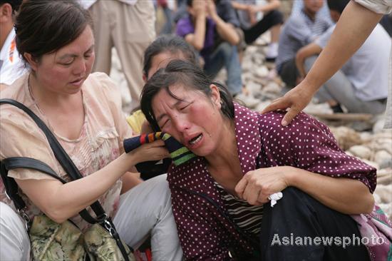 Rescuers search sludge for mudslide survivors